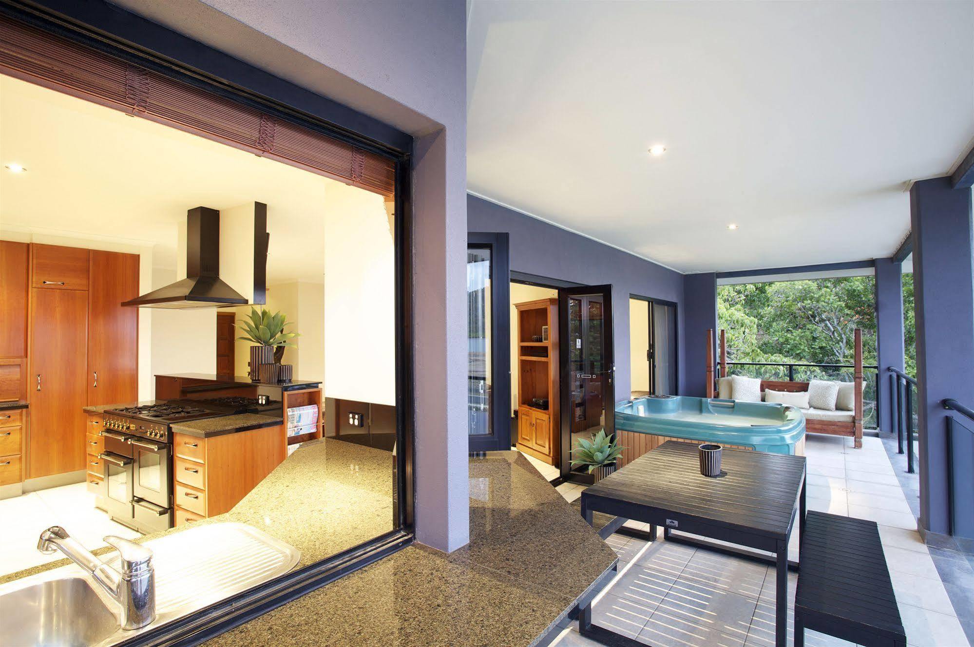 At Waterfront Whitsunday Retreat - Adults Only Aparthotel Airlie Beach Kültér fotó